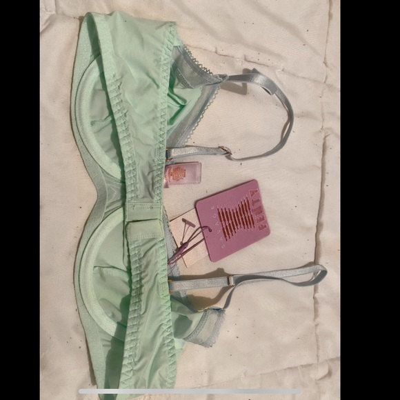 2 Savage x Fenty Bras - Picture 2 of 5